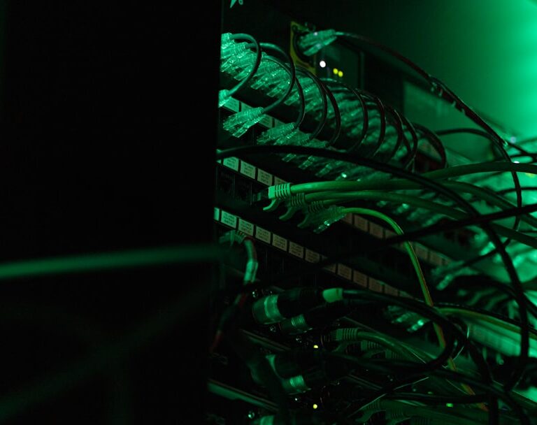 Rack de servidores representando Docker Compose y aplicaciones multi-contenedor