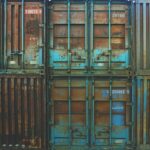Contenedores de carga azules representando Docker y la contenerización en Linux