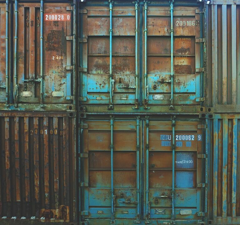 Contenedores de carga azules representando Docker y la contenerización en Linux