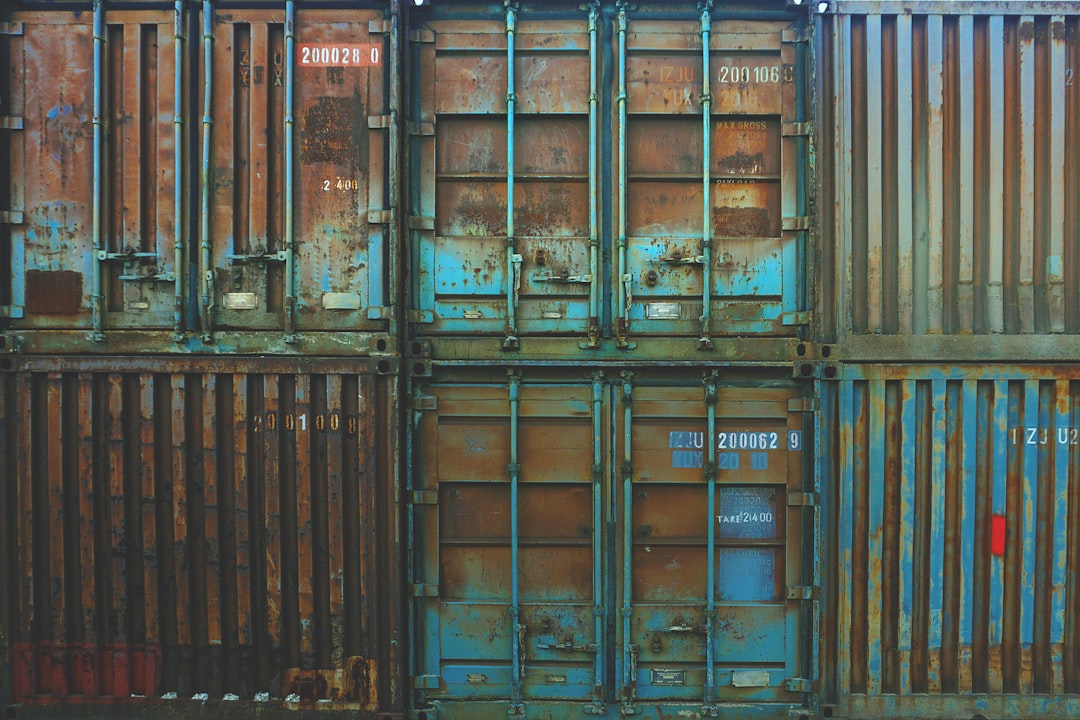Contenedores de carga azules representando Docker y la contenerización en Linux
